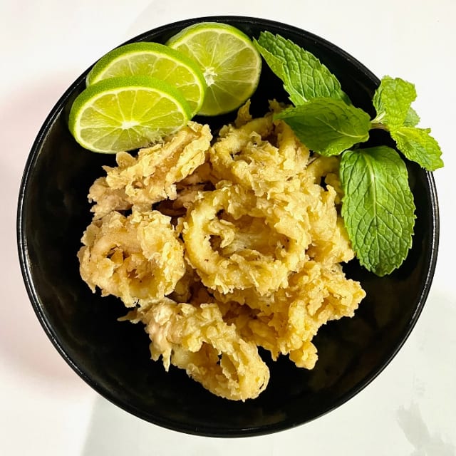 A6 FRIED CALAMARI / Mực Chiên.